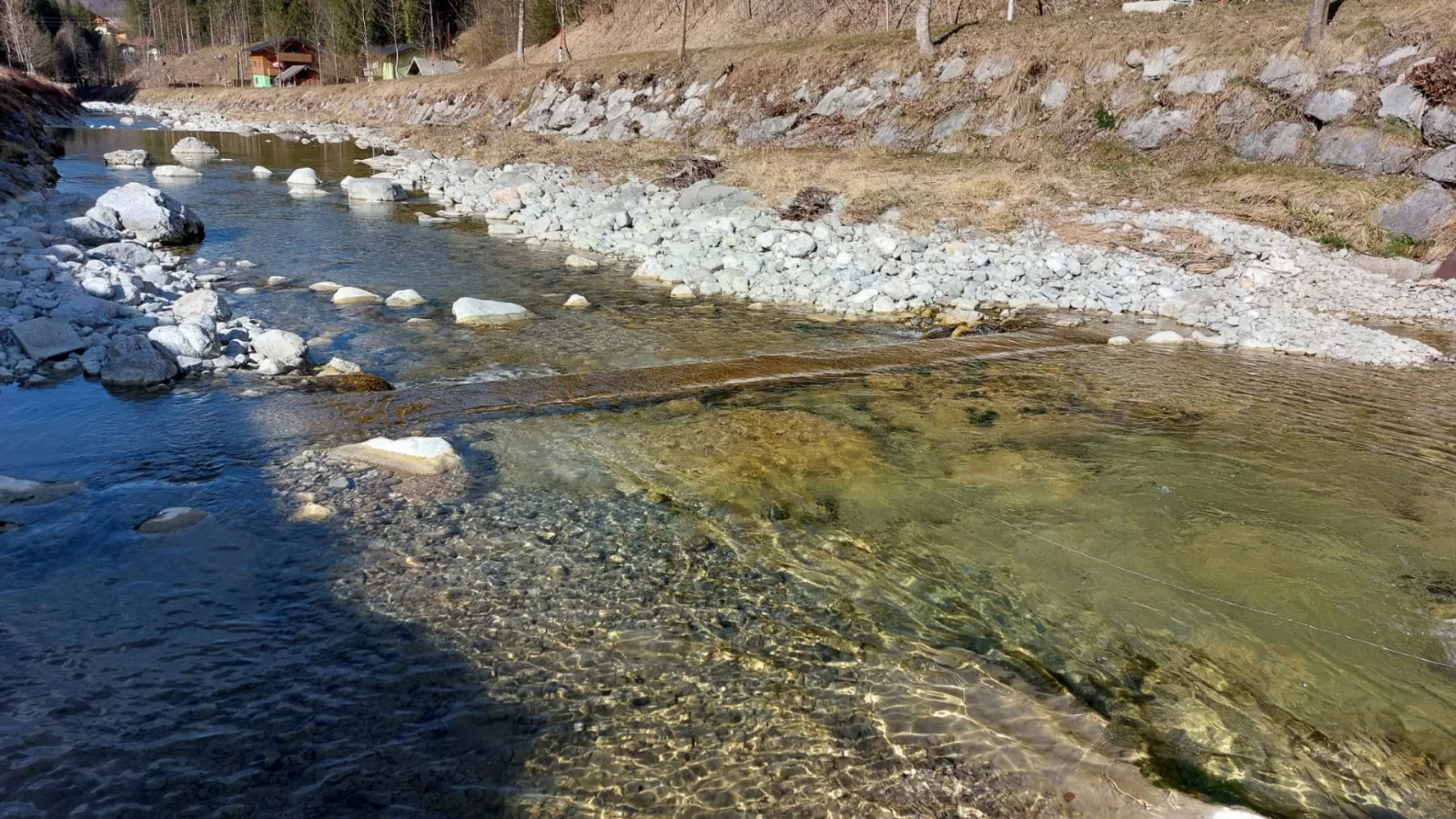 Niedriger Wasserstand in einem Bach